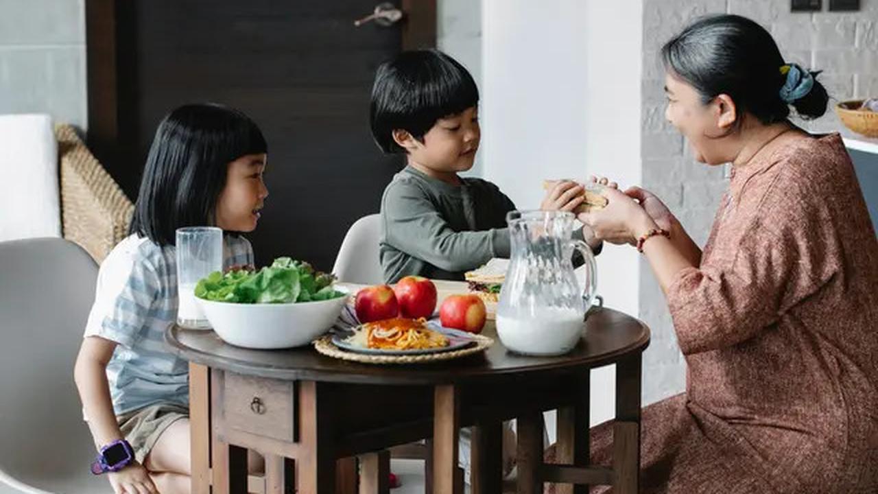 6 Tips Makan dengan Gigi Palsu Baru, Panduan Lengkap agar Nyaman Beradaptasi
