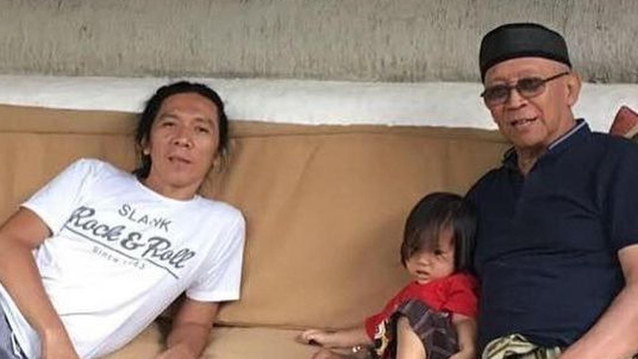 Tinggal Kenangan, Intip Potret Kebersamaan Bimbim Slank dengan Mendiang Ayah
