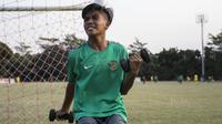 Gelandang Timnas Indonesia U-16, David Maulana, melakukan pendinginan usai melawan Kabomania U-17 pada laga uji coba di Stadion Atang Sutresna, Jakarta Timur, Jumat (8/9/2017). Timnas U-16 menang 6-1 atas Kabomania U-17. (Bola.com/Vitalis Yogi Trisna)