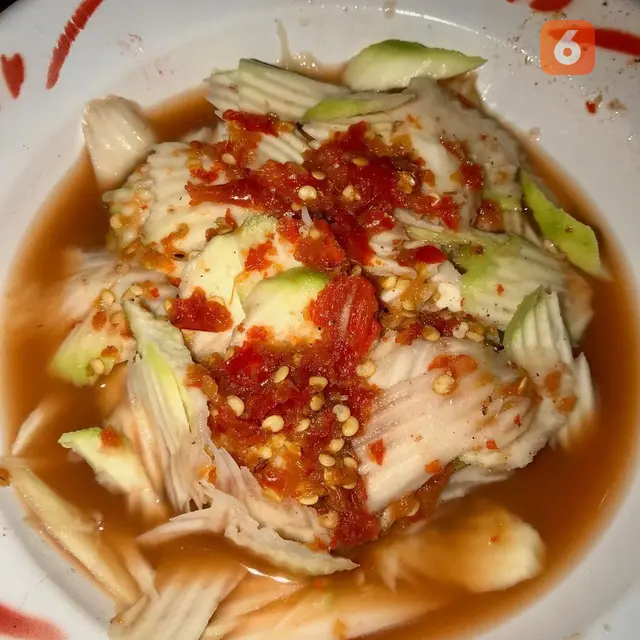 Pengunjung Warung Rujak Saat Menikmati Rujak Kuah Pindang Bali