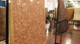 Sejumlah kain batik saat dipamerkan di Musium Bank Mandiri, Jakarta, Rabu (25/10). Pameran batik 100 kain negeri tersebut merupakan karya desainer Oscar Lawalata. (Liputan6.com/Angga Yuniar)