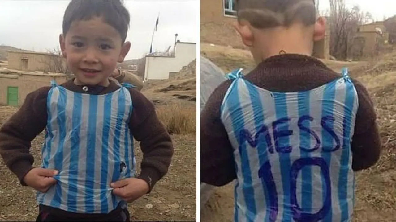Terkuak, Misteri Bocah di Balik Baju Messi Plastik Keresek