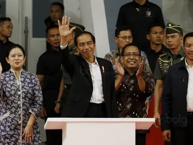 Presiden RI, Joko Widodo, menyapa suporter saat peresmian Istora Senayan, Selasa (23/1/2018). Setelah direnovasi Istora kini berkapasitas 7.120 penonton dan memiliki kursi dan pencahayaan yang lebih baik. (Bola.com/M Iqbal Ichsan)