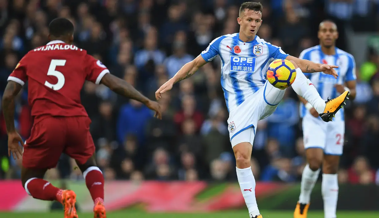 Aksi pemain Huddersfield Town, Jonathan Hogg (kanan) mengontrol bola saat diadang pemain Liverpool pada lanjutan Premier League di Stadion Anfield, Liverpool, (28/10/2017). Liverpool menang 3-0. (AFP/Paul Ellis)