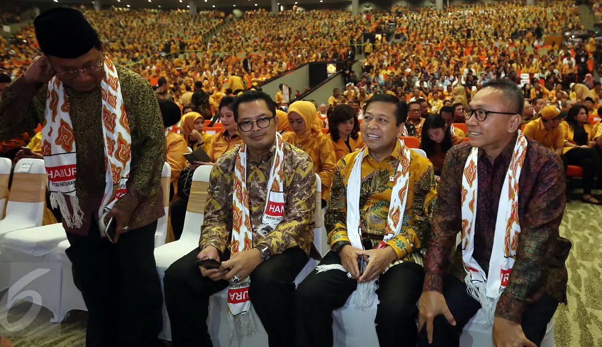 Ketua DPR Setya Novanto bersama Ketua MPR Zulkifli Hasan, Anggota DPR Mahyudin serta Wakil Ketua DPD Fahrouk Muhammad menghadiri pengukuhan pengurus Dewan Pimpinan Pusat (DPP) Partai Hanura 2016-2020 di SICC, Bogor, Rabu (22/2). (Liputan6.com/Johan Tallo)