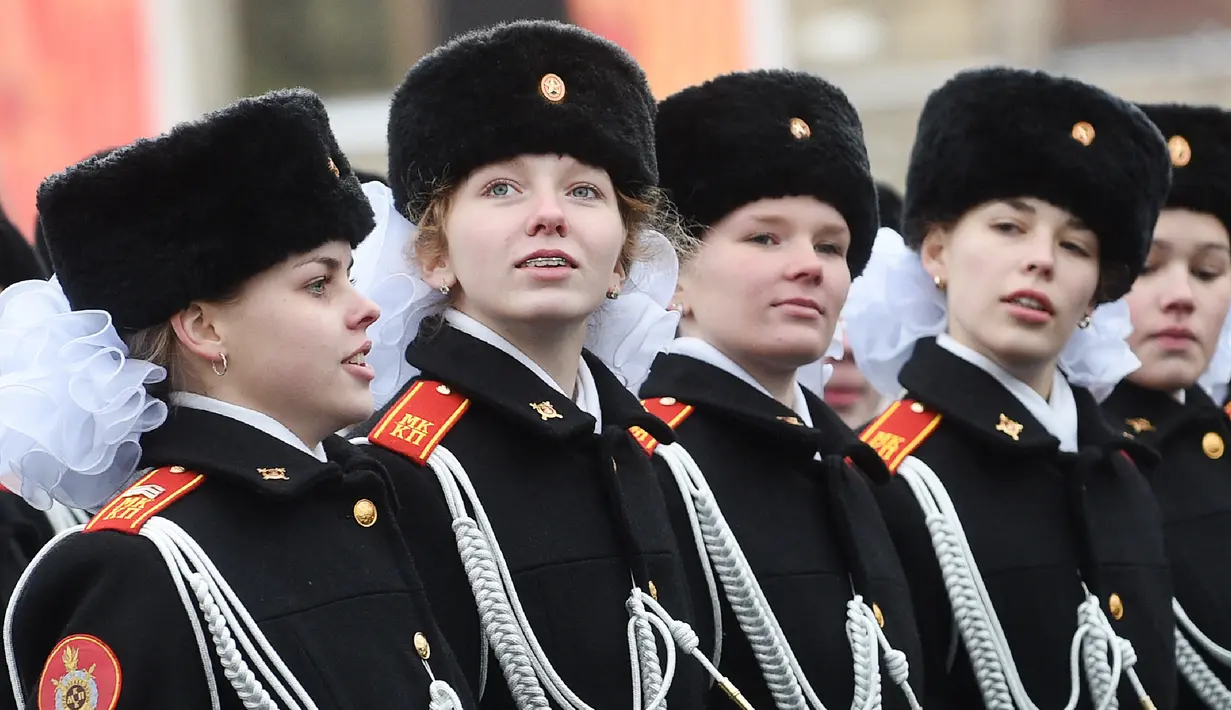 Tentara wanita Rusia saat mengambil bagian dalam parade militer di Lapangan Merah di Moskow pada 7 November 2016. (AFP Photo / Natalia Kolesnikova)