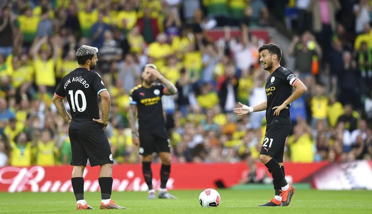 Pemain Manchester City tampak lesu usai dibobol Norwich City pada laga Premier League di Stadion Carrow Road, Sabtu (14/9). Norwich City menang 3-2 atas Manchester City. (AP/Joe Giddens)