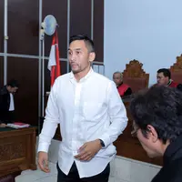 Setelah menunggu empat bulan, aktor 42 tahun itu mulai menjalani sidang perdananya. Kamis (13/10) siang Restu tiba di Pengadilan Negeri Jakarta Selatan dengan pegawalan ketat. (Deki Prayoga/Bintang.com)