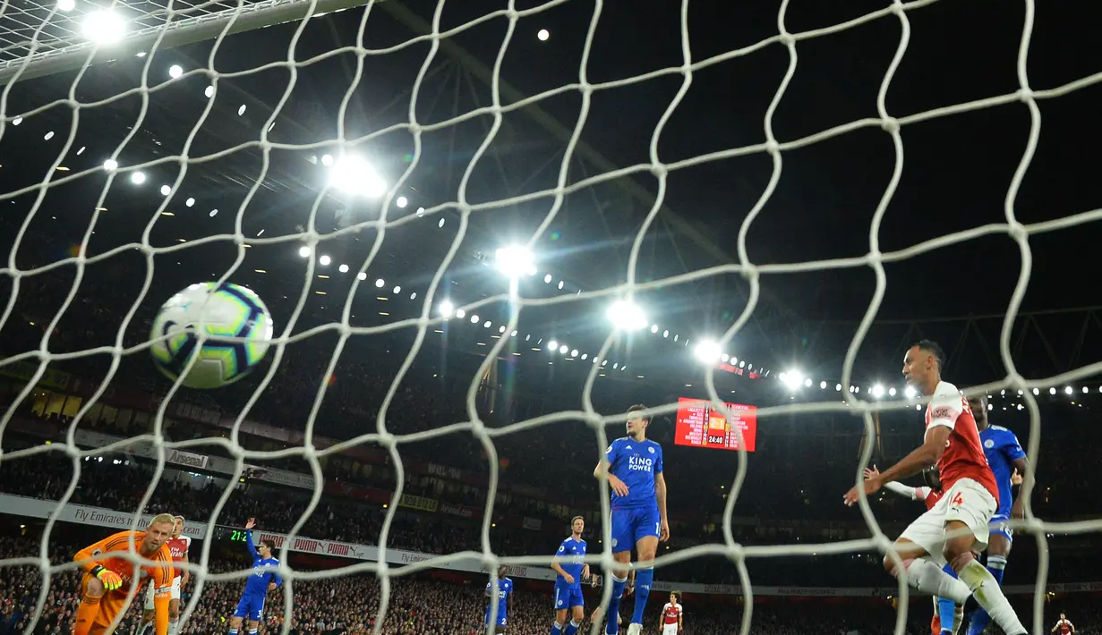 Proses terjadinya gol yang dicetak striker Arsenal, Pierre-Emerick Aubameyang, ke gawang Leicester pada laga Premier League Inggris di Stadion Emirates, London, Senin (22/10). Arsenal menang 3-1 atas Leicester. (AFP/Glyn Kirk)