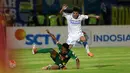 Robertino Pugliara dihadang pemain Bhayangkara Surabaya United, Muhamad Hargianto pada laga Torabika SC 2016 di Stadion Gelora Delta Sidoarjo, Jawa Timur, Sabtu (11/6/2016). (Bola.com/Nicklas Hanoatubun)