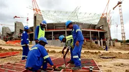 South African labourers work in front of Nelspruit&#039;s new football stadium on January 19, 2009 that will be used as one of the 10 stadiums across South Africa for the 2010 World Cup. AFP PHOTO/ALEXANDER JOE 