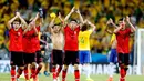 Pemain Meksiko merayakan keberhasilan menahan imbang tim Samba 0-0 di babak penyisihan Piala Dunia Grup A di Estadio Castelao, Brasil, (18/6/2014). (REUTERS/Sergio Moraes)