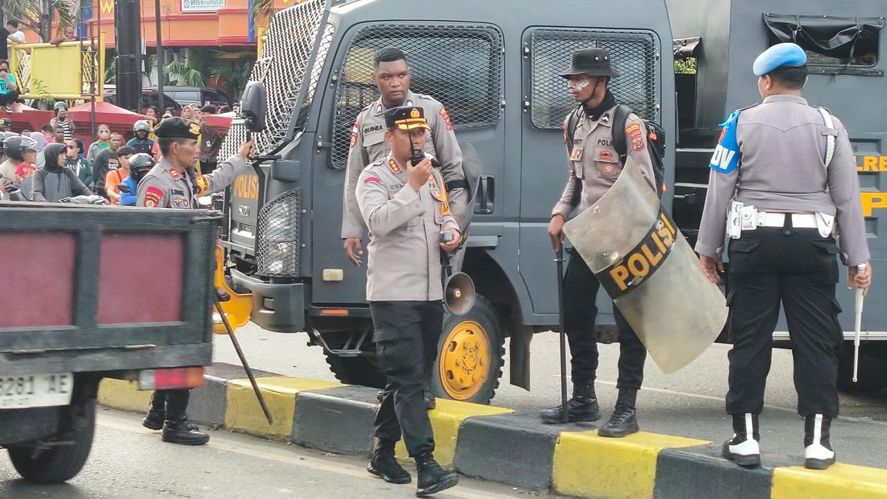 Aksi Kapolresta Jayapura Redam Emosi Massa saat Rekapitulasi Pleno KPU