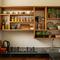 Rak Dinding Dapur yang Cocok untuk Dapur Sempit (Foto: Gemini AI)