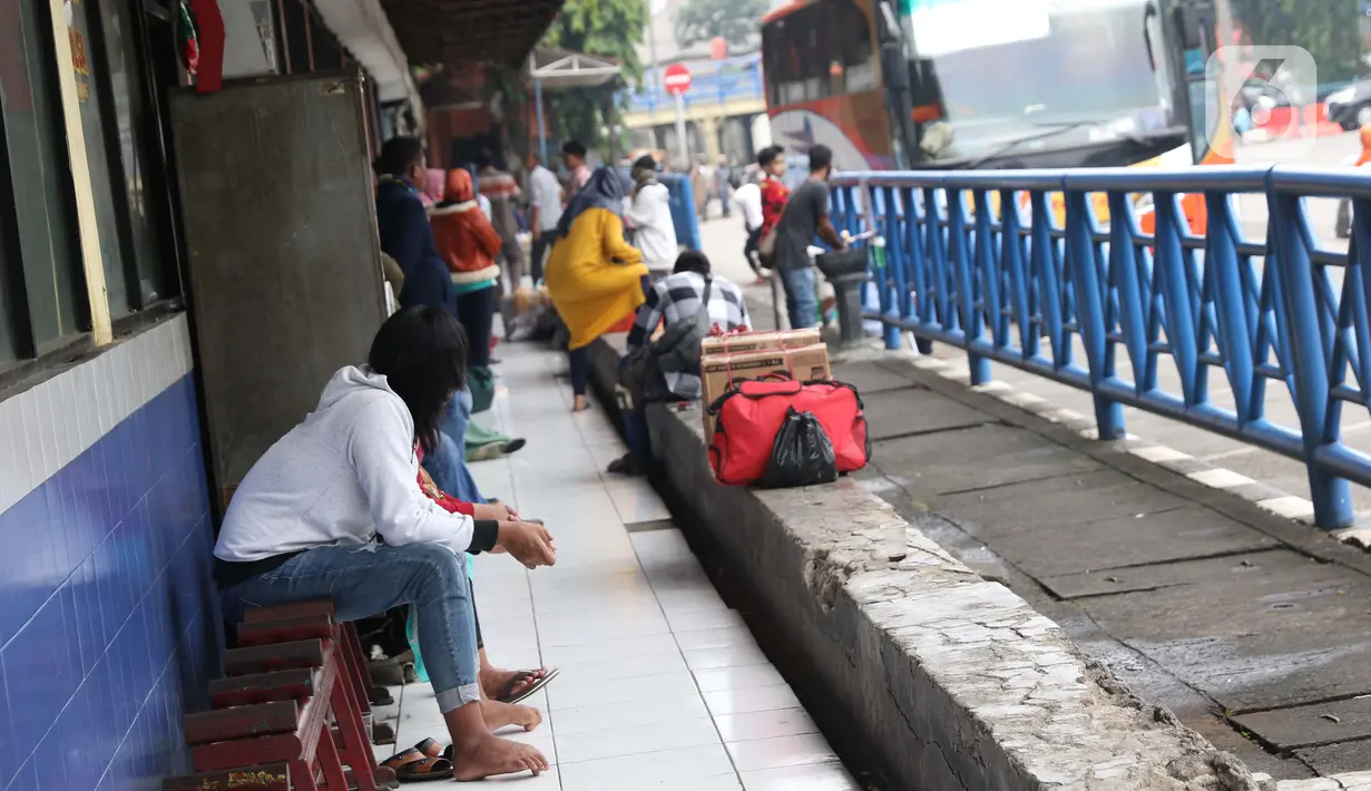 Calon pemudik saat berada di area Terminal Kampung Rambutan Jakarta, Senin (30/3/2020). Pemerintah sedang menyiapkan peraturan terkait mudik lebaran 2020 untuk mengurangi mobilitas penduduk dalam upaya pencegahan penyebaran virus Corona COVID-19. (Liputan6.com/Helmi Fithriansyah)