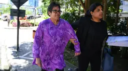 Seorang nenek Australia, Maria Elvira Pinto Exposto meninggalkan gedung pengadilan setelah persidangan kasus narkoba di Putrajaya, Kuala Lumpur, Selasa (26/11/2019). Nenek 55 tahun itu mengaku dijebak agar membawa narkoba masuk ke Malaysia setelah terjerat penipuan asmara online. (Mohd RASFAN/AFP)