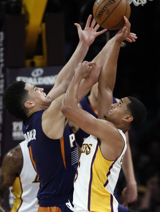  Pemain Los Angeles Lakers, Jordan Clarkson (kanan), berebut bola dengan pemain Phoenix Suns, Devin Booker, dalam laga basket NBA di Staples Center, Los Angeles, Senin (7/11/2016) pagi WIB. (AP Photo/Alex Gallardo)