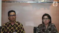 Wakil Ketua Komisi Pemberantasan Korupsi (KPK) Basaria Panjaitan (kanan) dan Juru bicara KPK Febri Diansyah (kiri) memberikan keterangan kronologis operasi tangkap tangan (OTT) di Gedung KPK, Jakarta, Senin (7/10/2019) malam. (merdeka.com/Dwi Narwoko)