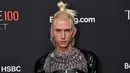 <p>Machine Gun Kelly saat menghadiri Time100 Next Gala di SECOND Floor, New York City, Amerika Serikat, 25 Oktober 2022. Machine Gun Kelly mengenakan eveningwear, tapi ke tingkat berikutnya. (Craig Barritt/Getty Images for TIME/AFP)</p>