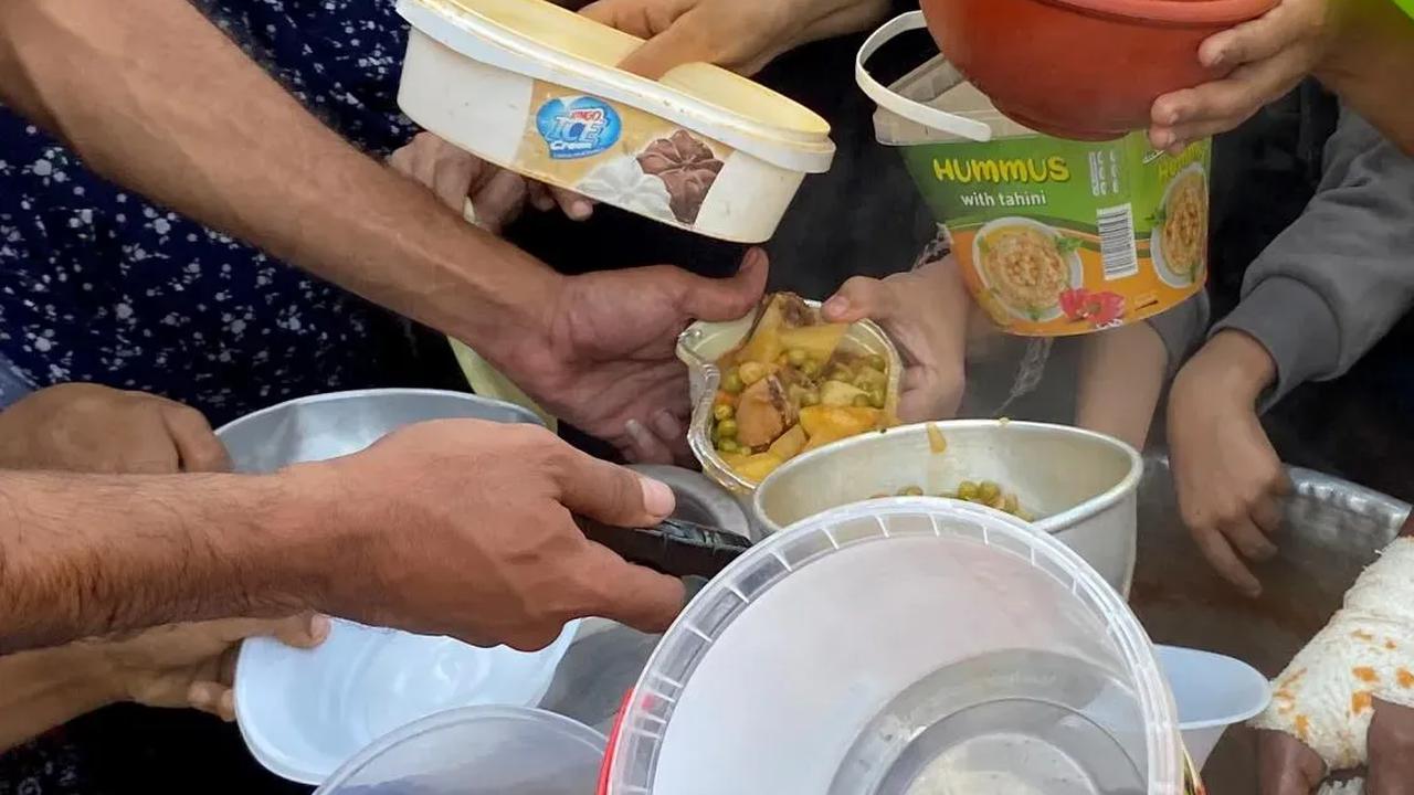 FOTO: Pilu Warga Gaza Berebut Antrean Makanan di Kamp Pengungsian Rafah