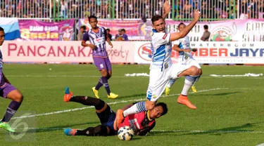 Penyerang Persib, Juan Carlos Belencoso mencoba menghindari penjaga gawang PSGC, Ghoni saat laga persahabatan segitiga di Stadion Galuh Ciamis, Minggu (10/4/2016). Laga ini dimenangkan Persib 5-1. (Liputan6.com/Helmi Fithriansyah)