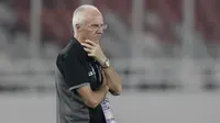 Pelatih Filipina, Sven-Goran Eriksson, mengamati anak asuhnya saat melawan Timnas Indonesia pada laga Piala AFF 2018 di SUGBK, Jakarta, Minggu (25/11). Kedua negara bermain imbang 0-0. (Bola.com/M. Iqbal Ichsan)