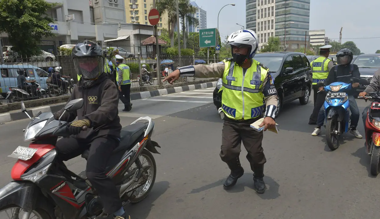 Polisi berusaha menghentikan pengendara motor ketika digelar Operasi Zebra 2014 di sekitar Pasar Senen, Jakarta, Rabu (26/11). (ANTARA FOTO/Saptono)