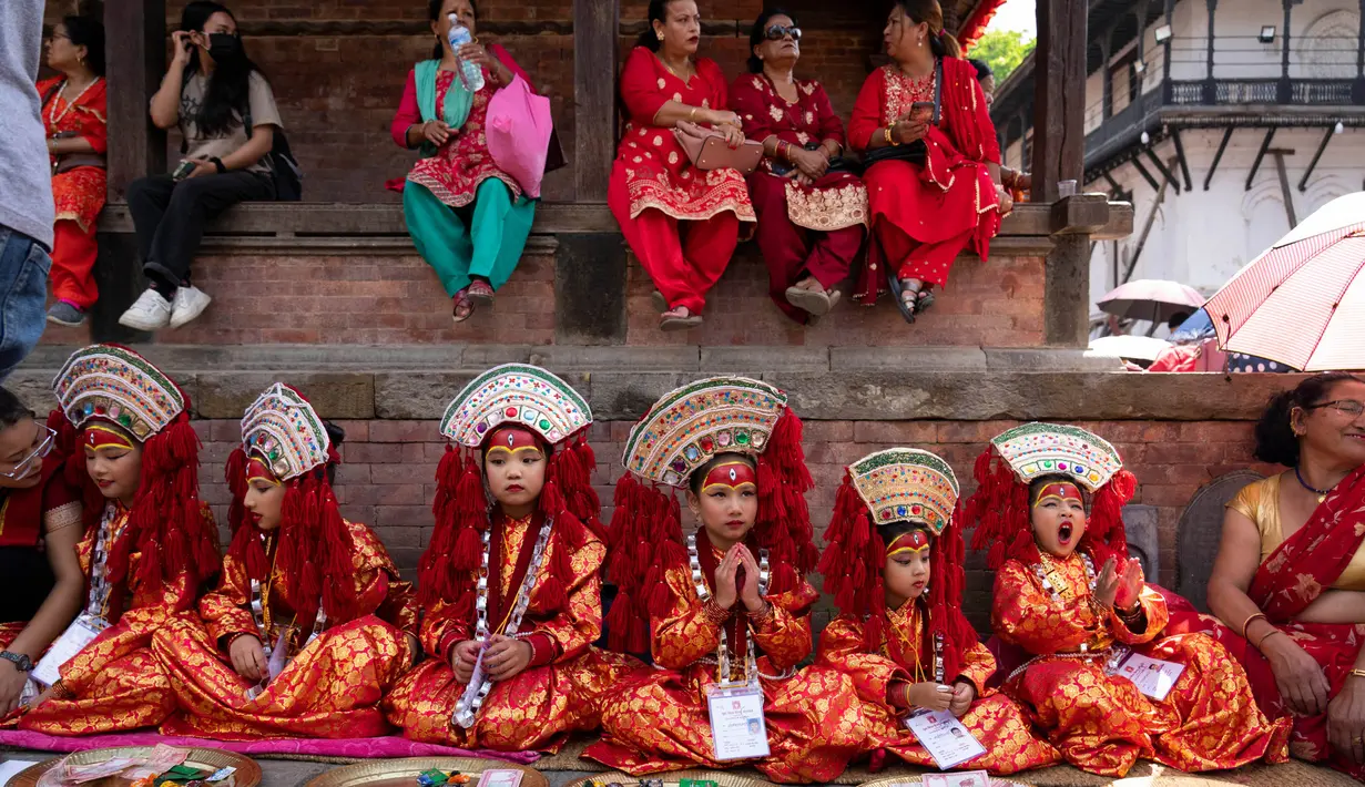 Berkah Ilahi untuk menyelamatkan gadis-gadis kecil dari penyakit dan nasib buruk di tahun-tahun mendatang. (AP Photo/Niranjan Shrestha)