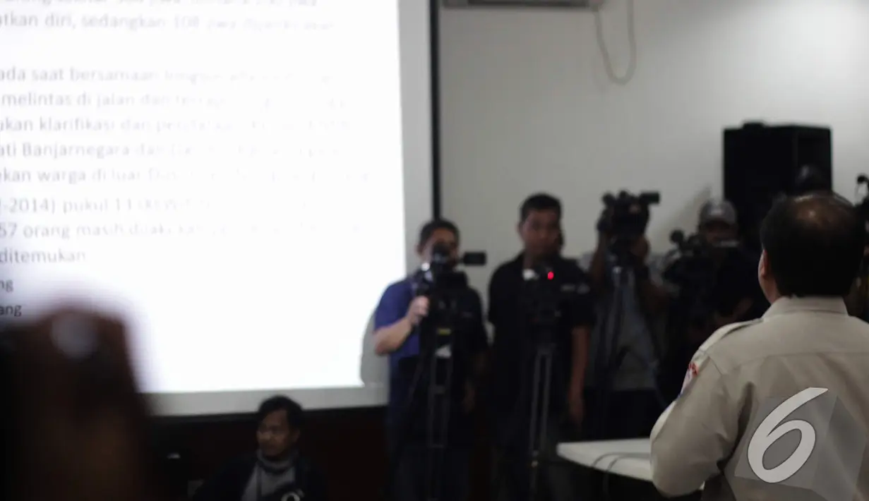 Kepala Pusat Data Informasi dan Humas Badan Nasional Penanggulangan Bencana (BNPB) Sutopo Purwo Nugroho saat konferensi pers terkait longsor di Banjarnegara, Jakarta, Senin (15/12/2014). (Liputan6.com/Faizal Fanani)