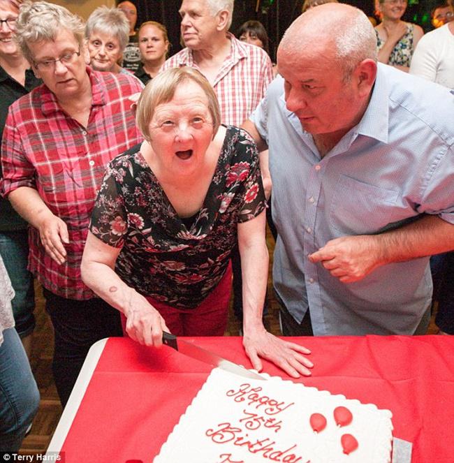 Nenek Frances merayakan ulang tahunnya ke 75 pada akhir bulan Juli lalu | Photo: Copyright dailymail.co.uk