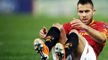 Reaksi gelandang AS Roma asal Prancis Jeremy Menez di laga 16 besar Liga Champions melawan Shakhtar Donetsl di Olympic Stadium, 16 februari 2011. AFP PHOTO / Filippo MONTEFORTE 