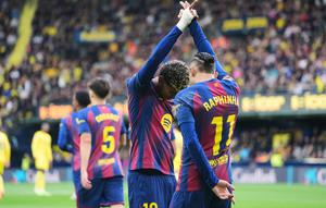 Penyerang Barcelona, Raphinha merayakan golnya ke gawang Villarreal bersama Lamine Yamal, Minggu (21/12/2025) (AP Photo/Alberto Saiz)