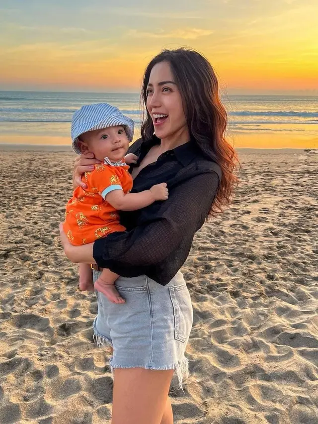 Jessica Iskandar saat di Pantai, Cantik dan Menawan