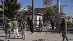 Pejuang Taliban mengamankan daerah itu setelah sebuah bom pinggir jalan meledak di Kabul Afghanistan, Senin (15/11/2021). Bom itu meledak di jalan yang sibuk di ibukota Afghanistan pada hari Senin, melukai dua orang, kata polisi. (AP Photo/Petros Giannacouris)