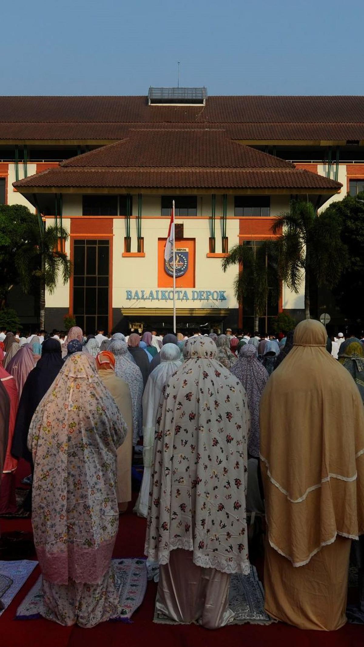 Dalam surat edaran tersebut, pemerintah mengimbau para camat, lurah, hingga Ketua Umum MUI Kota Depok agar melaksanakan shalat Istisqa.