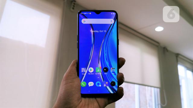 Realme XT di genggaman tangan