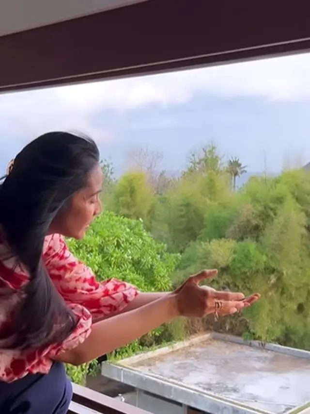 Maudy Koesnaedi selamatkan burung kecil (Instagram/maudykoesnaedi)