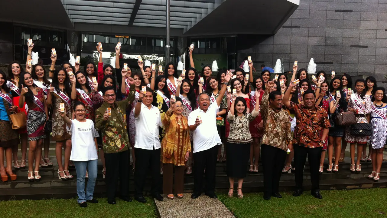 38 Finalis Puteri Indonesia Minum Jamu Bareng Menteri