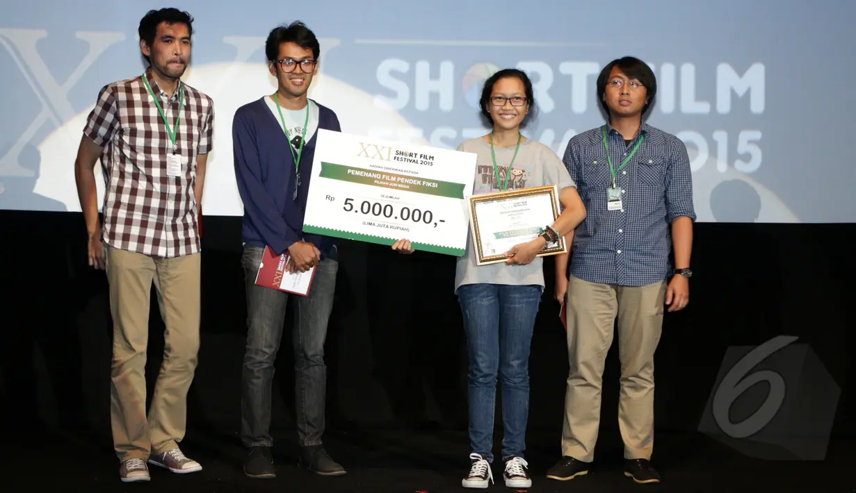Tiara Kristiningtyas, Pemenang Film Pendek Fiksi menerima penghargaan di acara penutupan  XXI Short Film Festival 2015 di Epicentrum XXI, Kuningan, Jakarta, Minggu (22/3/2015).(Liputan6.com/Yoppy Renato)