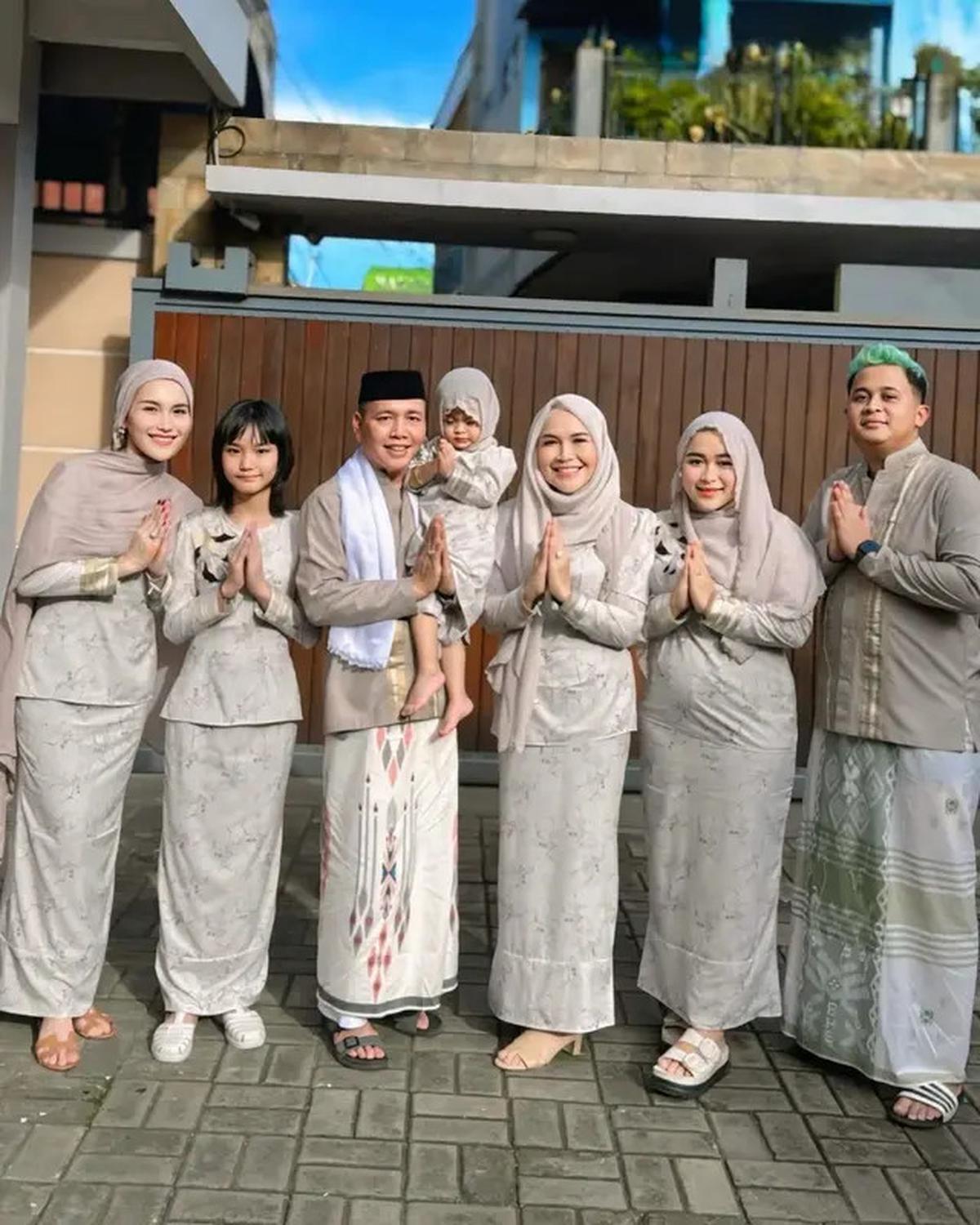 Pilihan Sandal Jepit Ayu Ting Ting di Berbagai Momen, saat Potong Daging Kurban Curi Perhatian