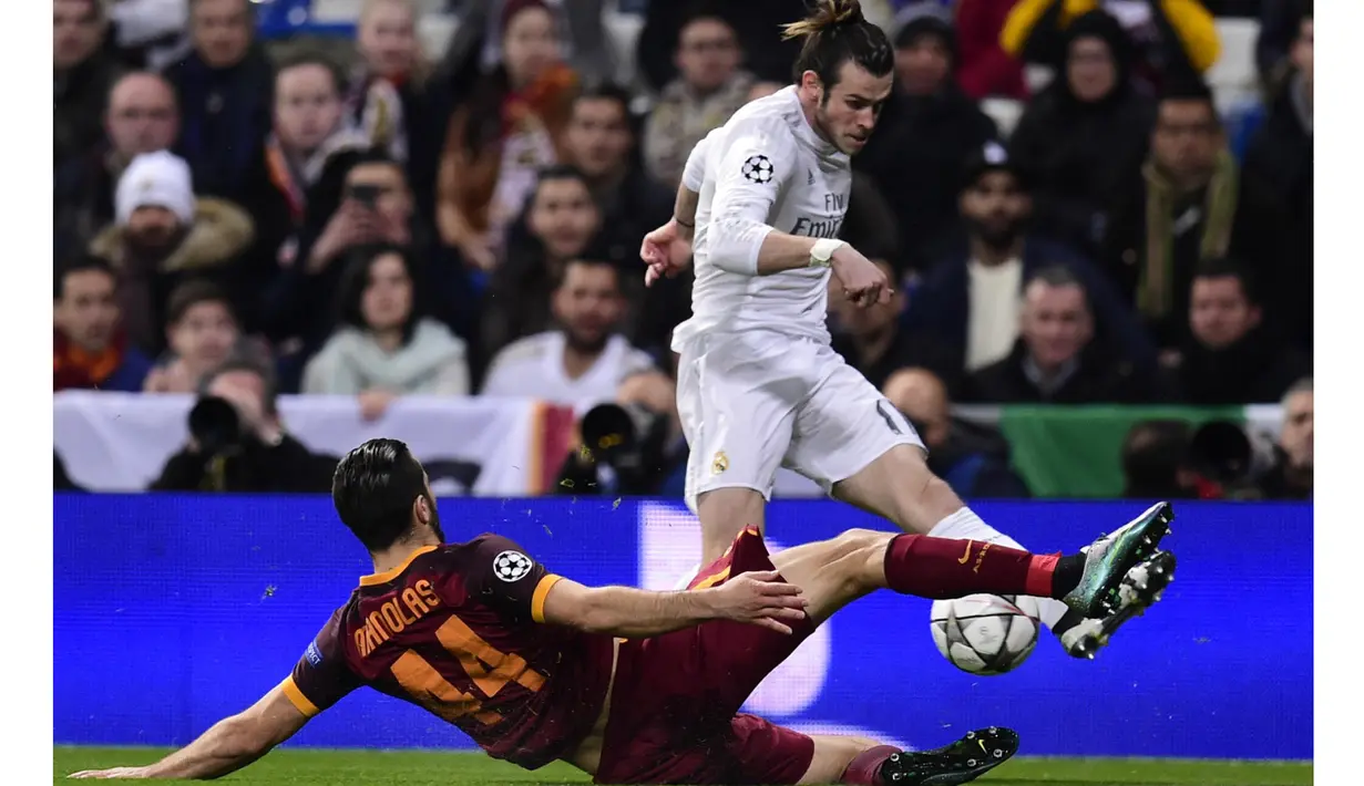 Pemain AS Roma, Iago Falque menghalau sepakan pemain Real Madrid, Gareth Bale pada leg kedua babak 16 besar Liga Champion di Stadion Santiago Bernabeu Madrid Rabu (9/3/2016) dini hari WIB. (AFP/Gerard Julien). (AFP/Javier Soriano)