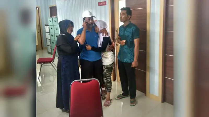 Keluarga korban KM Zahro di RS Polri Kramatjati