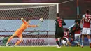 Kiper Aston Villa, Akos Onodi (kiri) gagal menjangkau bola hasil tandukan striker Liverpool, Sadio Mane yang menghasilkan gol pertama dalam laga babak ke-3 Piala FA 2020/21 di Villa Park, Birmingham, Jumat (8/1/2021). Aston Villa kalah 1-4 dari Liverpool. (AFP/Hannah McKay/Pool)