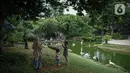 Pengunjung menikmati suasana tempat wisata di dalam kawasan Taman Mini Indonesia Indah, Jakarta, Minggu (12/10/2021). Uji coba pengoperasian tempat wisat ini harus  dengan Kapasitas pengunjung pada masa uji coba dibatasi hanya 25 persen. (Liputan6.com/Faizal Fanani)