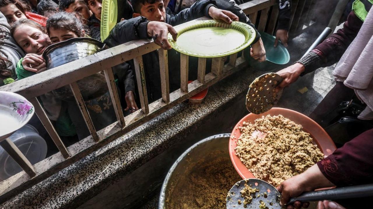Kondisi warga Palestina yang mengungsi di Kota Rafah, Jalur Gaza bagian selatan, semakin memprihatikan. Mereka tak hanya berjuang menghindari serangan Israel, tetapi juga harus bertahan hidup di tengah krisis air dan makanan.&nbsp;Mohammed Abed/AFP