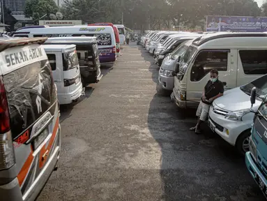 Deretan kendaraan travel gelap yang disita jajaran Direktorat Lalu Lintas Polda Metro Jaya, Jakarta, Kamis (29/4/2021). Sebanyak 115 kendaraan travel gelap diamankan karena diduga kuat mengangkut pemudik di tengah masa pengetatan larangan mudik 2021. (Liputan6.com/Faizal Fanani)