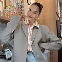 Putri Marino mengangkat gaya kasual jadi makin istimewa dengan blazer. [Foto: Instagram/ Putri Marino]