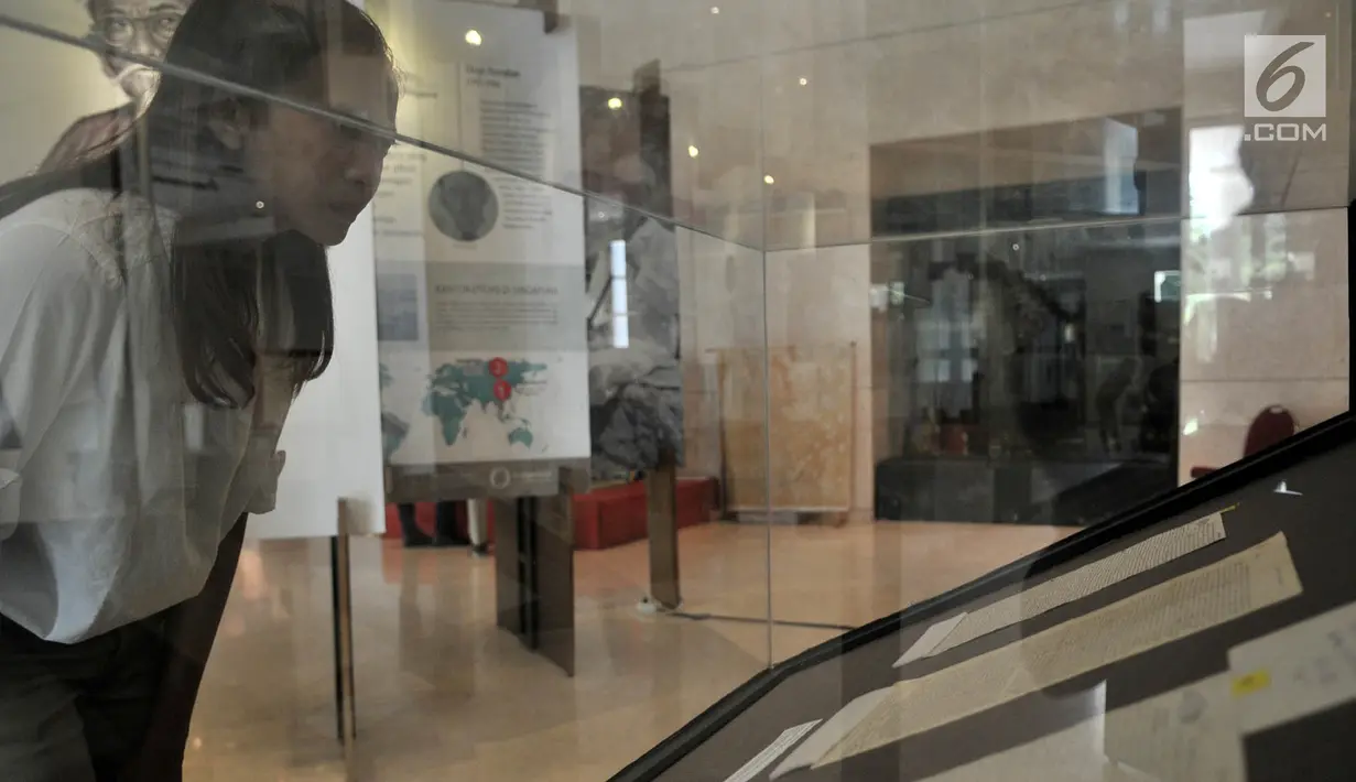 Pengunjung membaca surat yang dipamerkan dalam pameran Surat Pendiri Bangsa di Museum Nasional, Jakarta, Kamis (15/11). (Merdeka.com/Iqbal Nugroho)