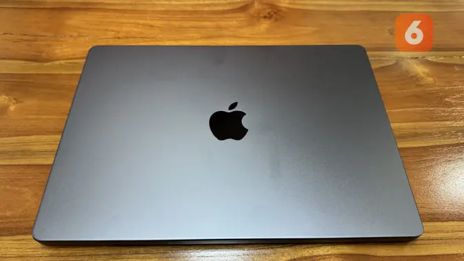 <p>MacBook Pro M4 dengan varian warna Cosmic Black. (Liputan6.com/ Agustinus Mario Damar)</p>