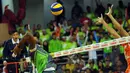 Pevoli putra Jakarta Pertamina Energi, Byron Ferguson (tengah) melakukan smesh saat berlaga melawan Jakarta Pertamina Energi 3-2 di Pertamina Proliga 2015, GOR Dome Balikpapan, (8/2/2015). Surabaya Samator unggul 3-2.(Liputan6/com/Helmi Fithriansyah)